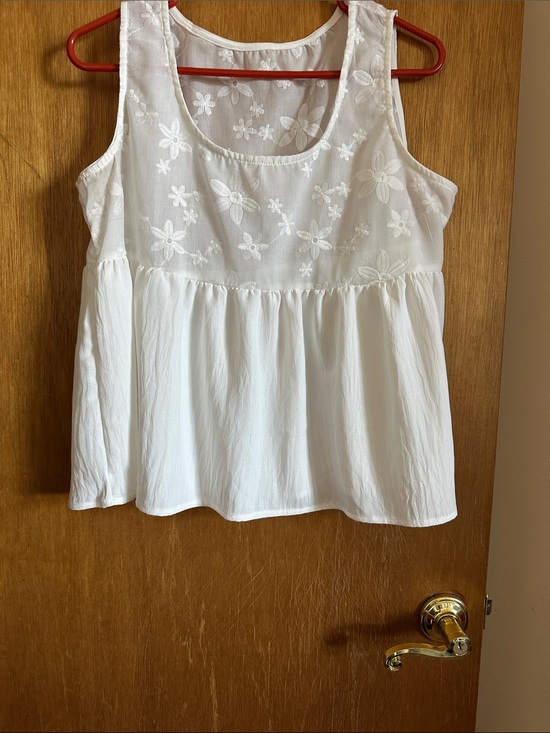 SHEIN Tops - SHEIN White Floral Embroidered Sleeveless Peplum Tank